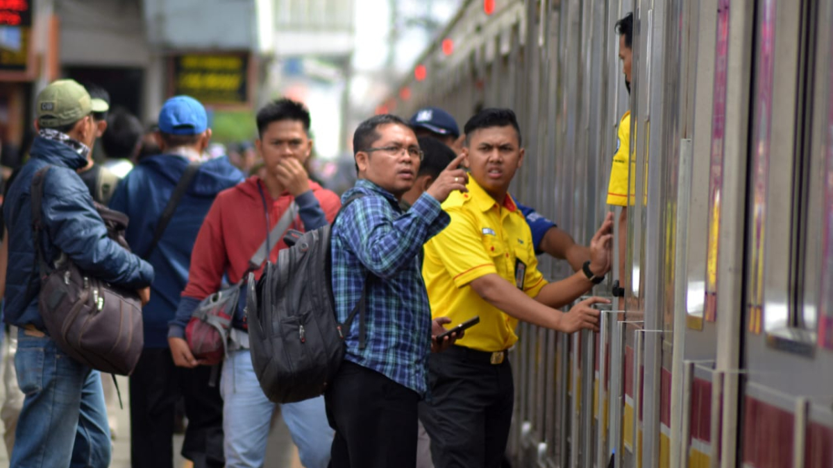 Suasana para penumpang melakukan aktivitas di Stasiun Bogor.