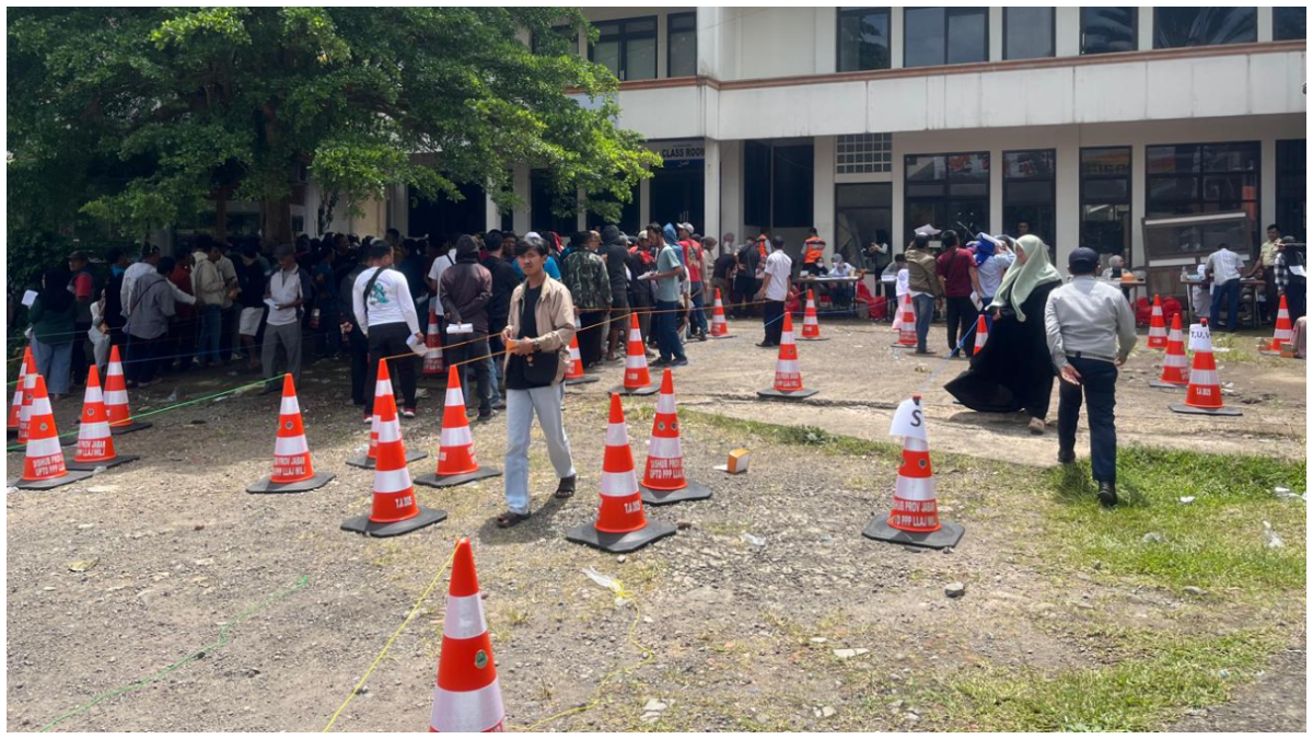 Ratusan sopir angkot mengantre di halaman Masjid Agung Harakatul Jannah, Simpang Gadog, pada Sabtu 27 Desember 2025 pagi.