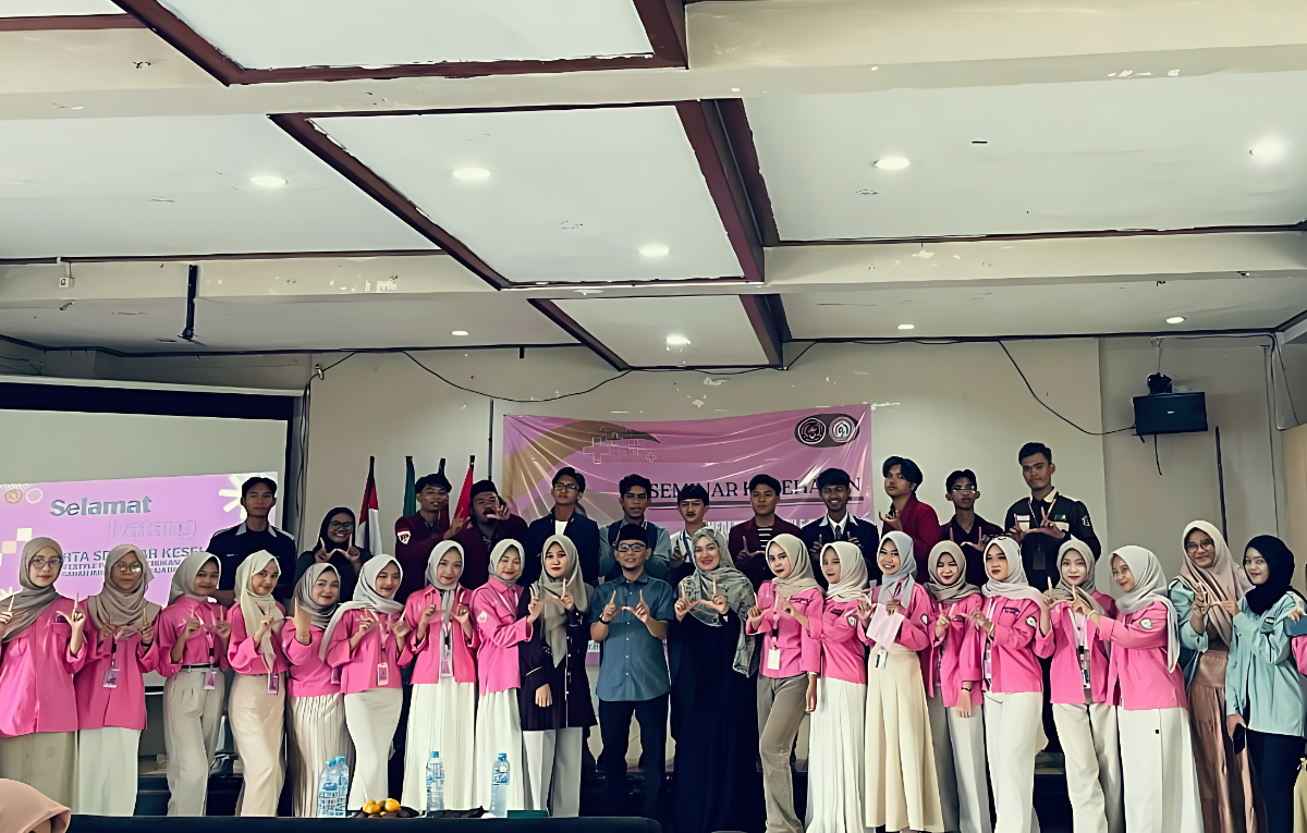 Berfoto bersama di sela acara&nbsp;Seminar Kesehatan bertajuk Healthy Lifestyle for Gen Z yang diselenggarakan Himabi Umbara.