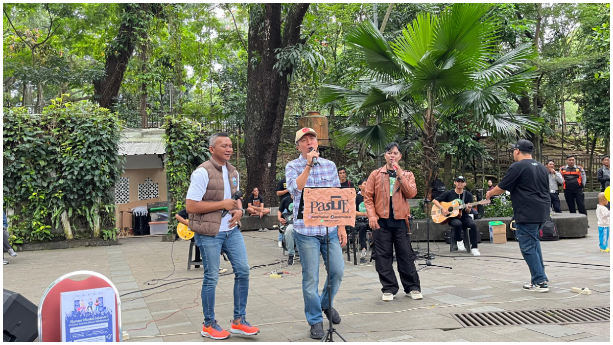 Wali Kota Bogor Dedie Rachim saat tampil pada konser amal untuk Sumatera yang digelar musisi jalanan di Taman Ekspresi.