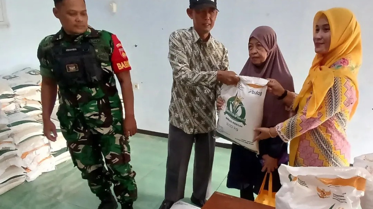 Ilustrasi penyaluran bansos beras 20kg sebelum dibekukan 30 Desember