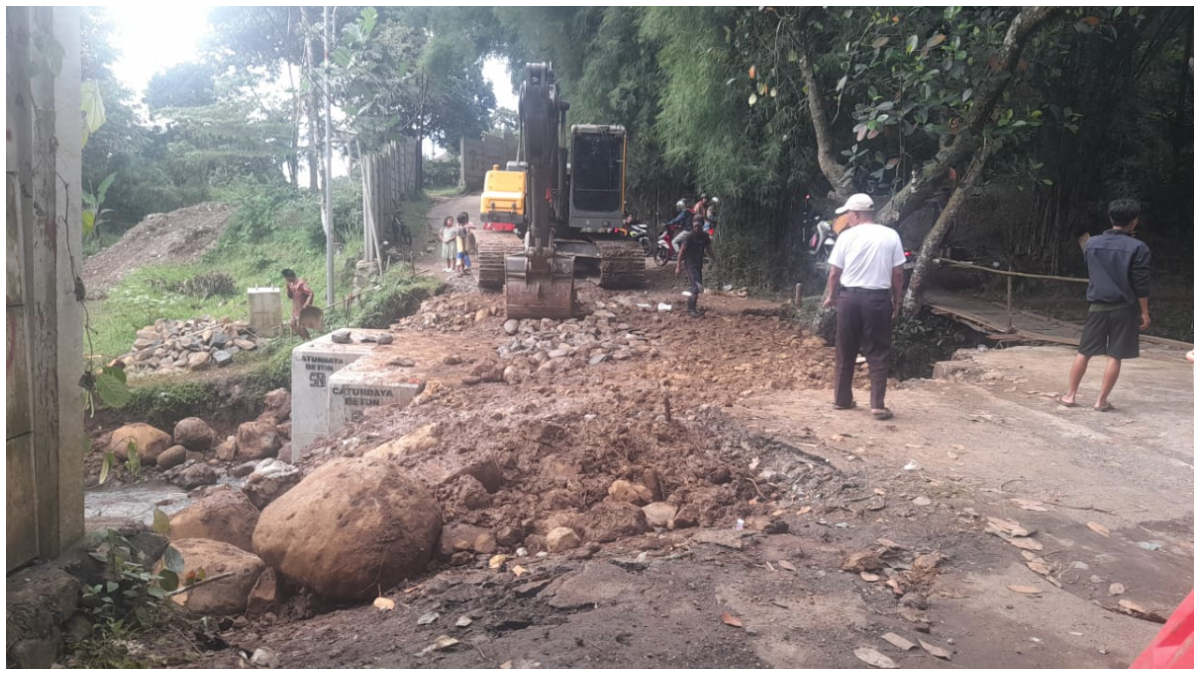 Pemasangan beton pada struktur jembatan di Jalan Alternatif Puncak, Gadog, Megamendung.