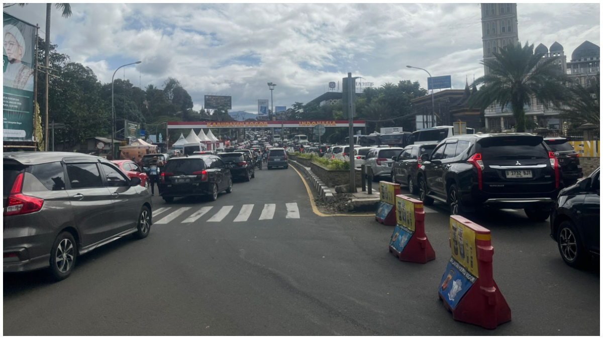 Puluhan ribu kendaraan telah memasuki kawasan Puncak, Bogor sejak Sabtu pagi 27 Desember 2025.