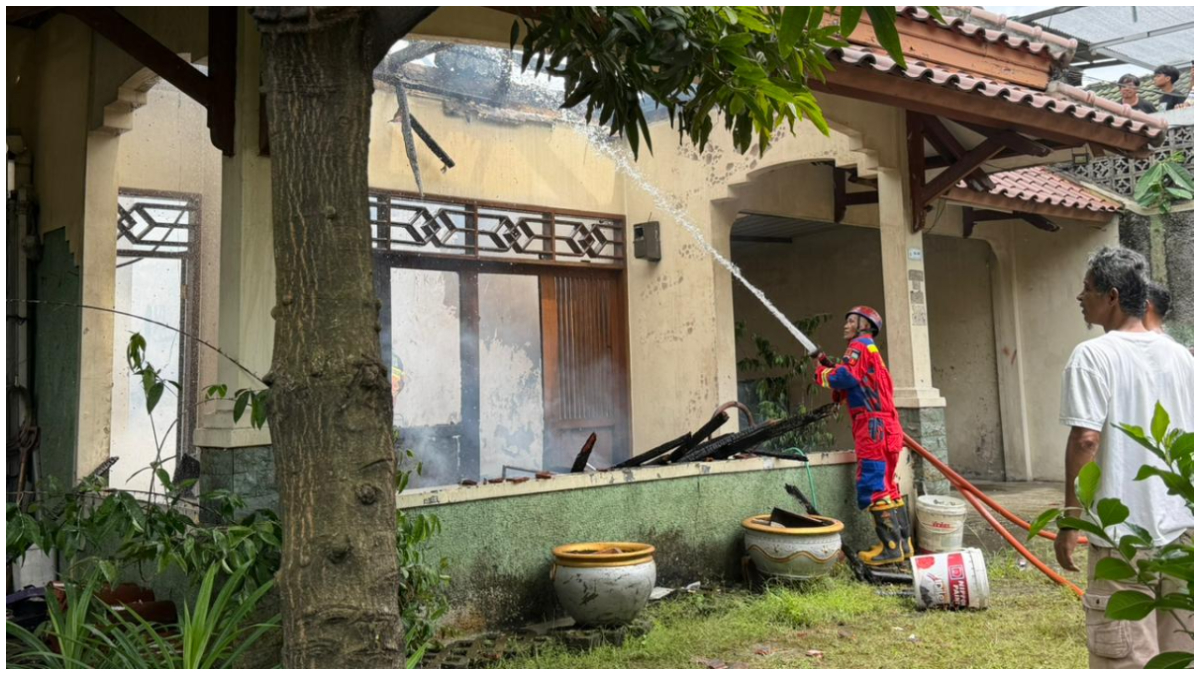 Petugas damkar saat sedang memadamkan api yang membakar rumah lansia di Kebon Pedes Kota Bogor.