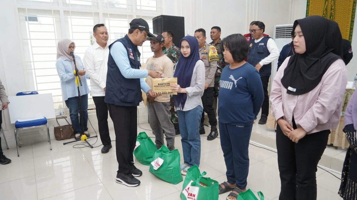 Ilustrasi penyaluran bansos kepada KPM