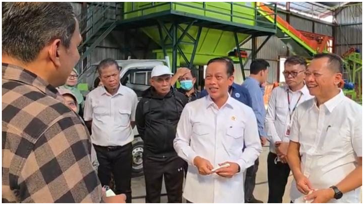 Menteri LH - BPLH Hanif Faisol saat berkunjung ke TPA Tanjungrejo, Kabupaten Kudus.