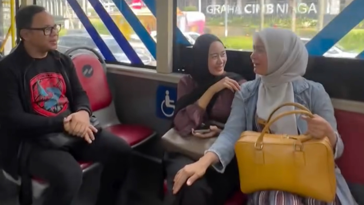 Wamendagri Bima Arya dan keluarga naik transportasi umum ke Jakarta.