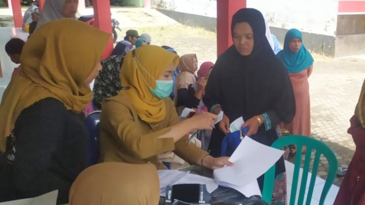 Ilustrasi: Penyaluran bantuan sosial (bansos) kepada para penerima manfaat atau KPM.