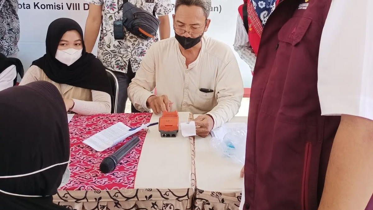 Ilustrasi: Penyaluran bantuan sosial (bansos) kepada masyarakat penerima&nbsp;manfaat.