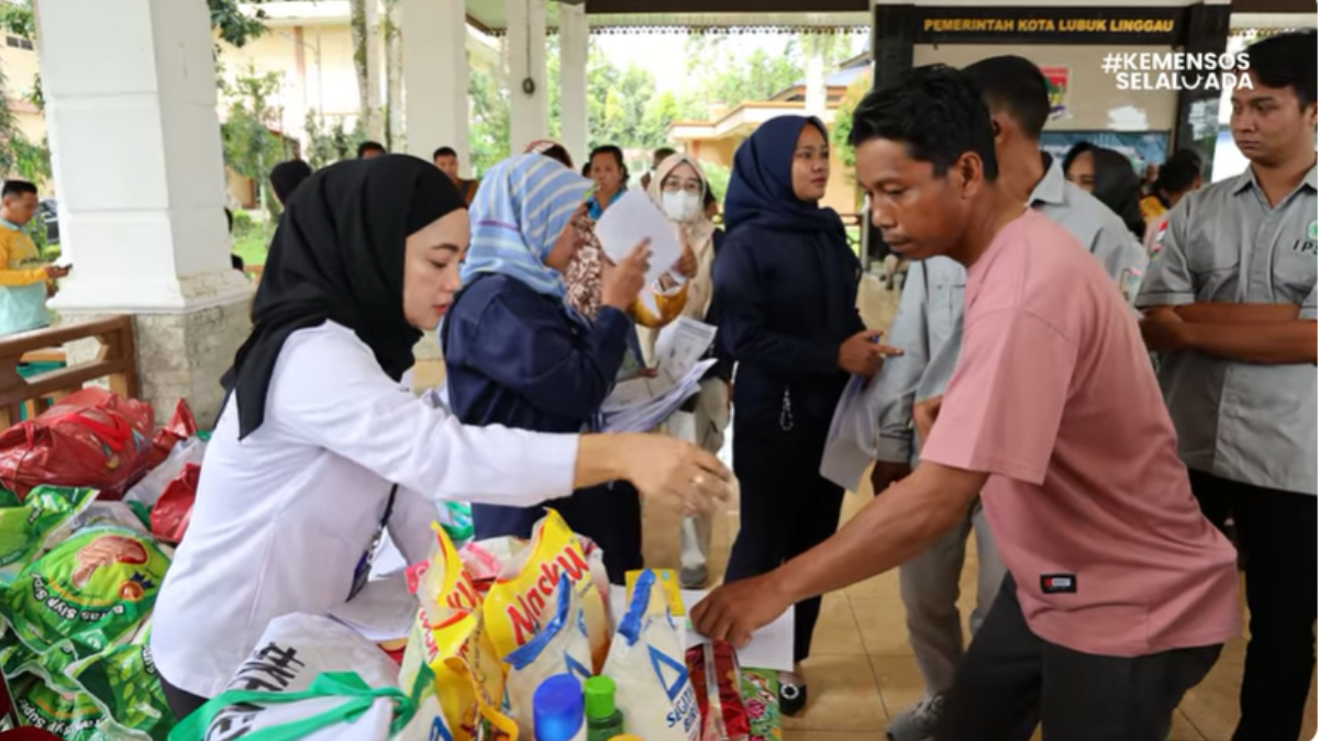 Ilustrasi: Penyaluran bantuan sosial (bansos) kepada para penerima manfaat atau KPM.