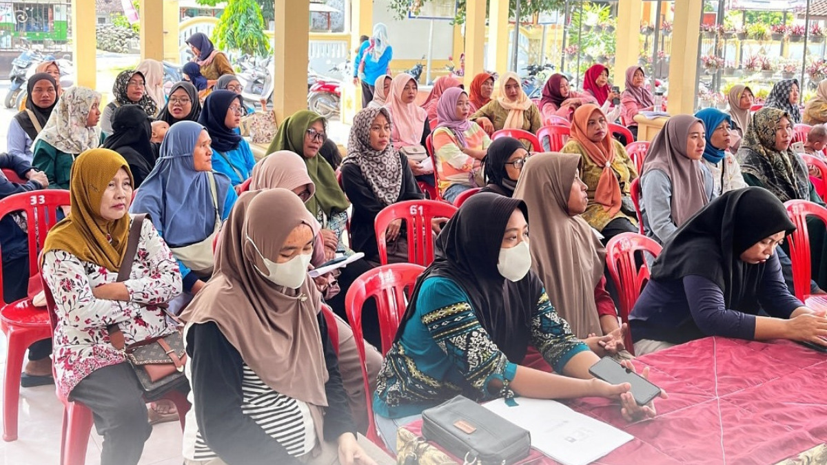 Ilustrasi: Penyaluran bantuan sosial (bansos) kepada masyarakat penerima manfaat.