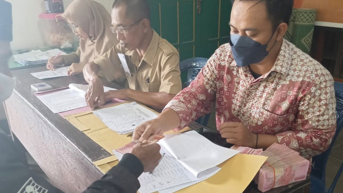 Ilustrasi: Penyaluran bantuan sosial (bansos) kepada KPM.