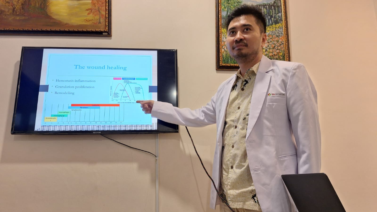 Dokter Spesialis Bedah Vaskular Eka Hospital Depok, dr. Tom Christy Adrian saat menjelaskan penanganan luka diabetes.
