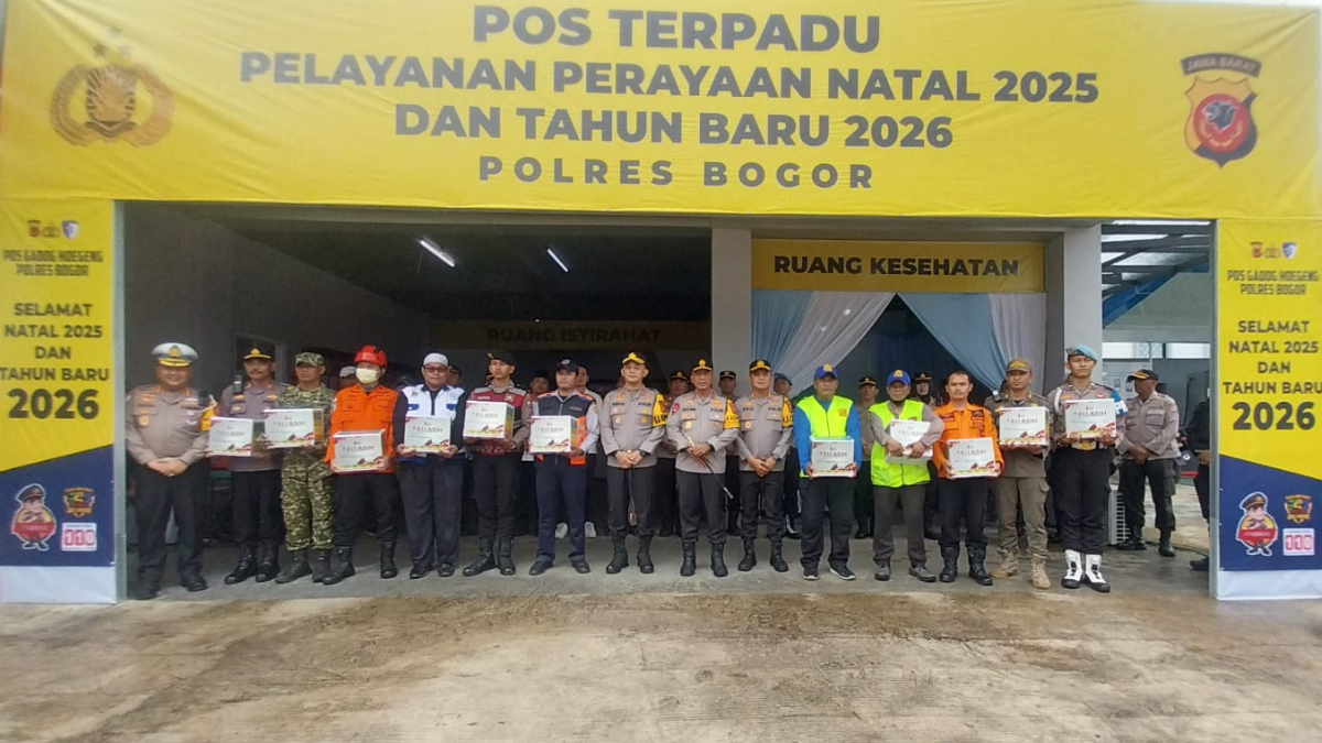 Kapolda Jabar Irjen Pol Rudi Setiawan saat meninjau jalur Puncak, Kabupaten Bogor Jumat, 26 Desember 2025.