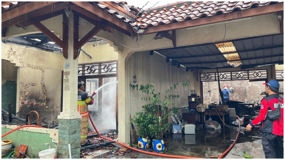 Proses pemadaman kebakaran di sebuah rumah warga di RT 04 RW 02, Jalan Manunggal 1, nomor 6, Kelurahan Kebon Pedes, Kecamatan Tanah Sareal.