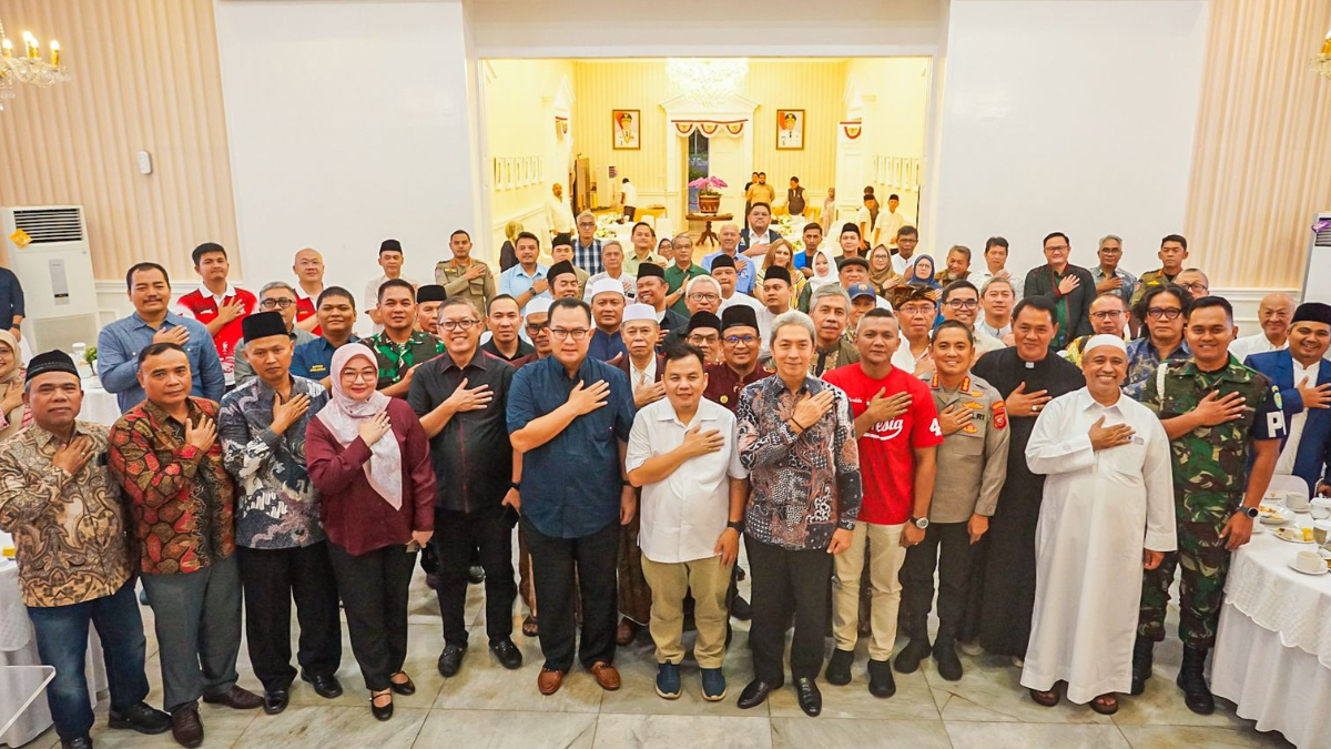 Wali Kota Bogor, Dedie A Rachim  bersama Forum Kerukunan Umat Beragama Kota Bogor dalam sebuah acara beberapa waktu lalu.