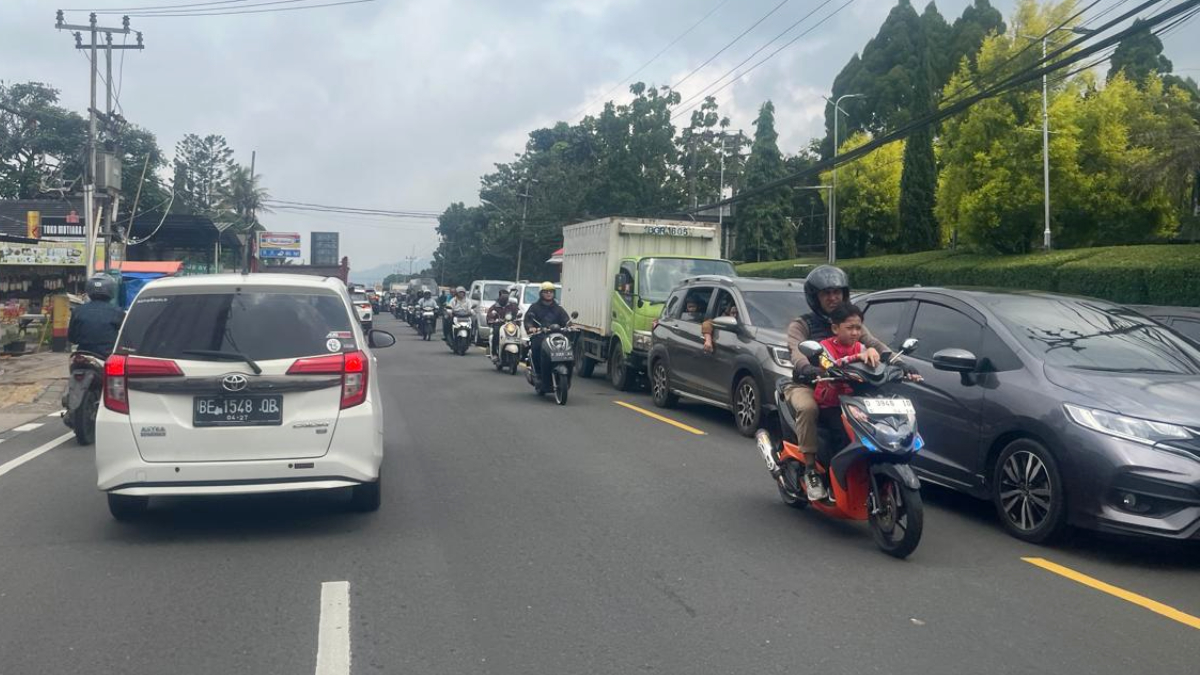 Arus lalu lintas di kawasan Puncak, Kabupaten Bogor.