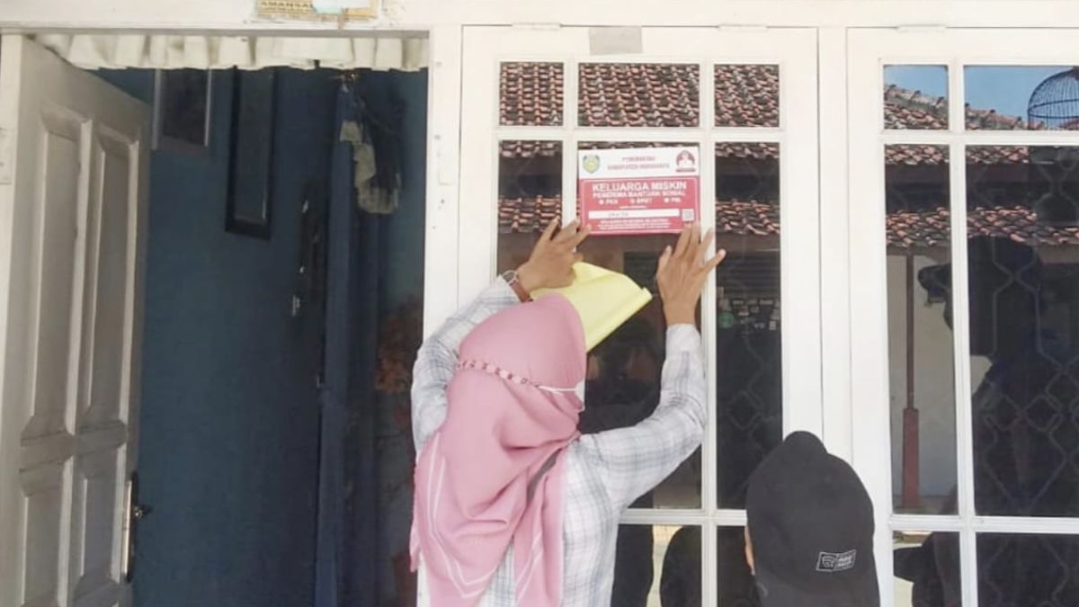 Ilustrasi: Rumah penerima bantuan sosial (bansos)  dipasang stiker.