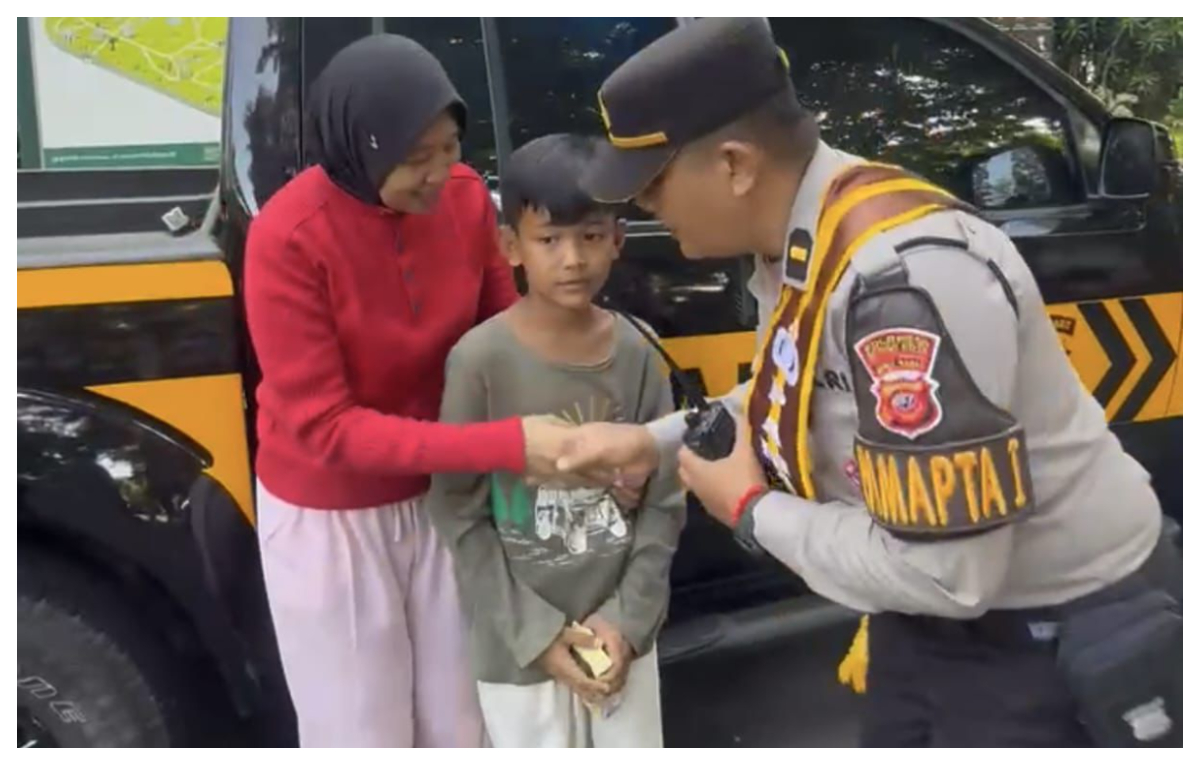 Personel Polresta Bogor Kota saat mempertemukan bocah hilang di SSA, Minggu 28 Desember 2025.