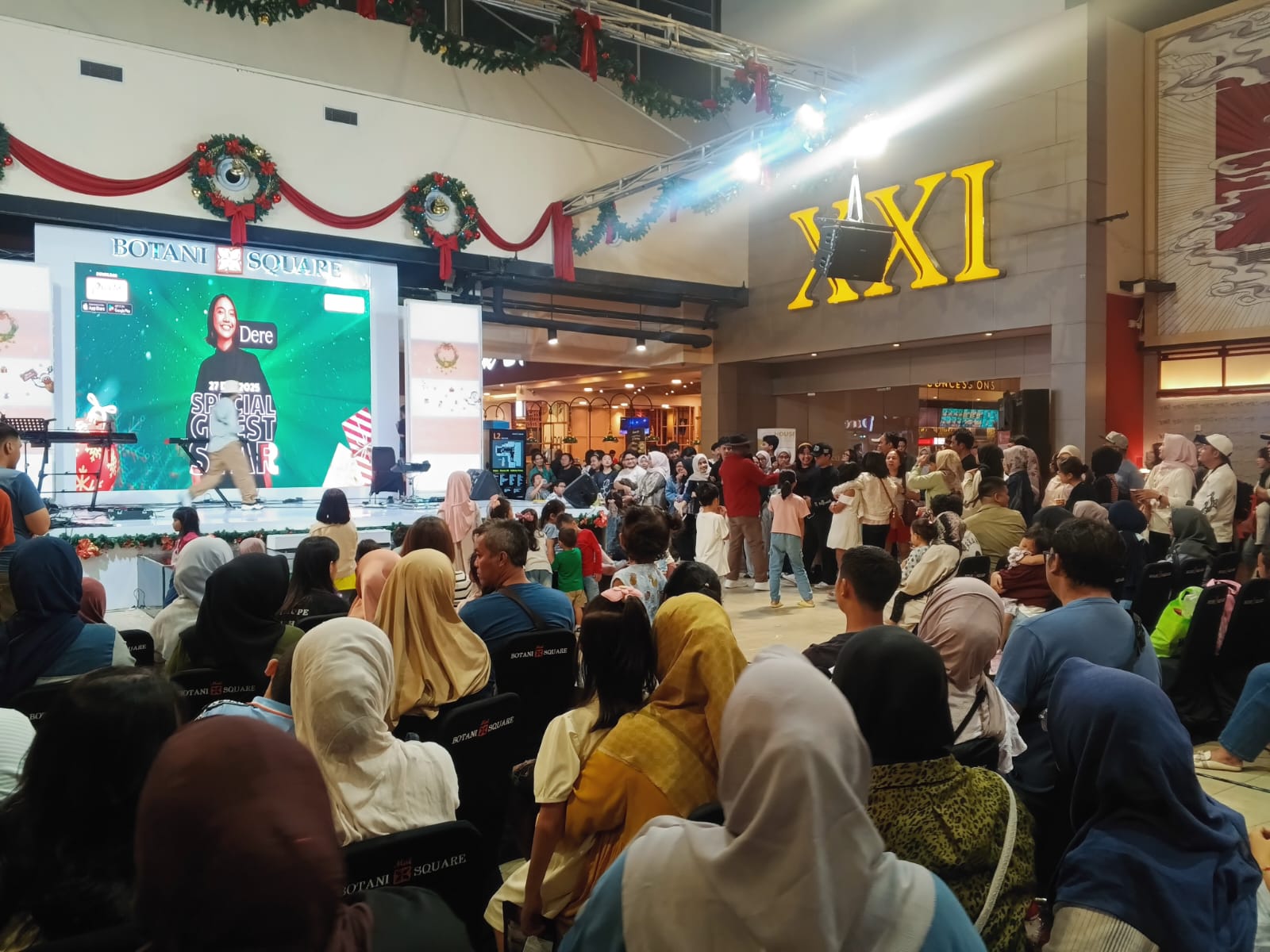Suasana kemeriahan panggung Magical Christmas di Mal Botani Square Bogor saat menyambut penampilan guest star, Dere.
