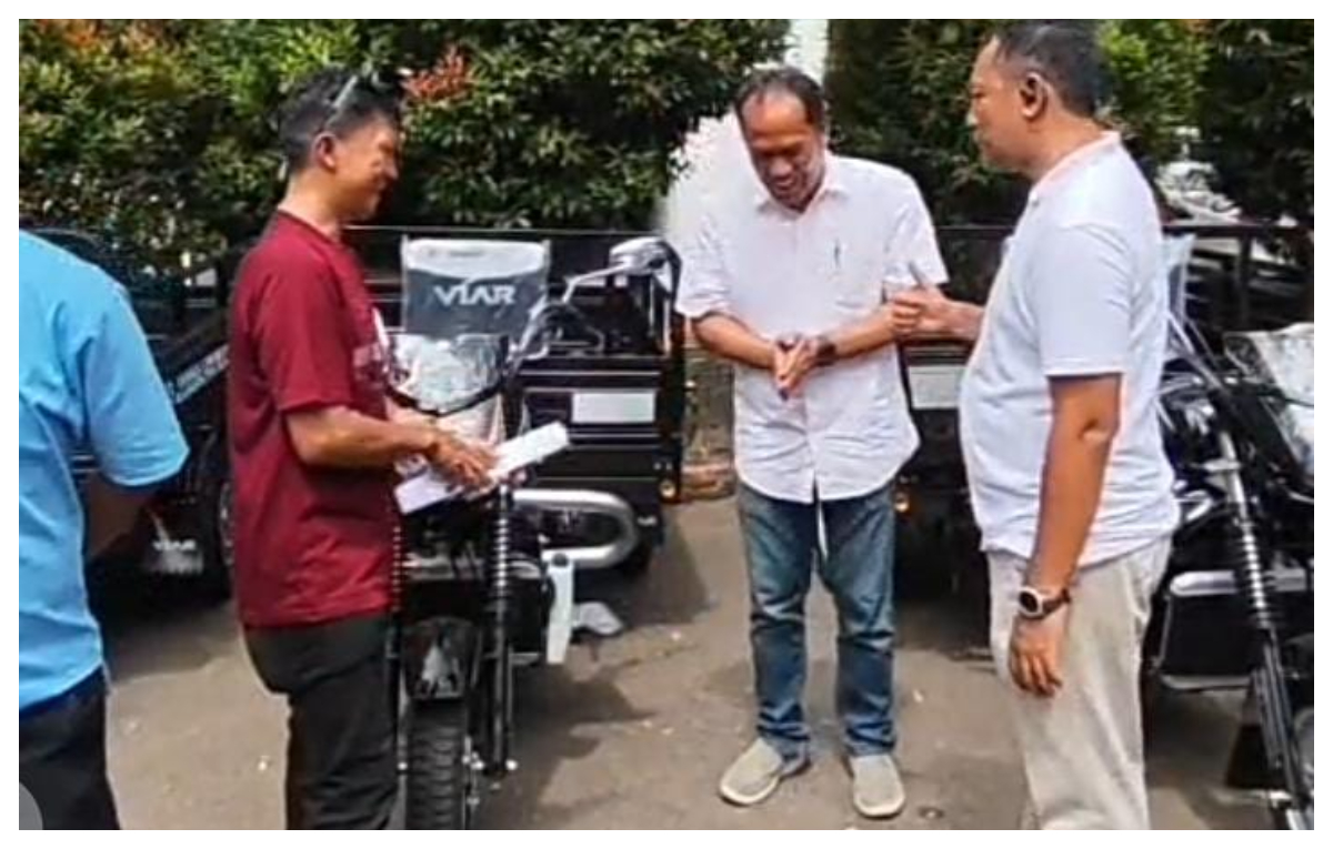 Kabid Pengelolaan Persampahan DLH Kabupaten Bogor, Agus Budi saat memberikan bantuan kendaraan baktor.
