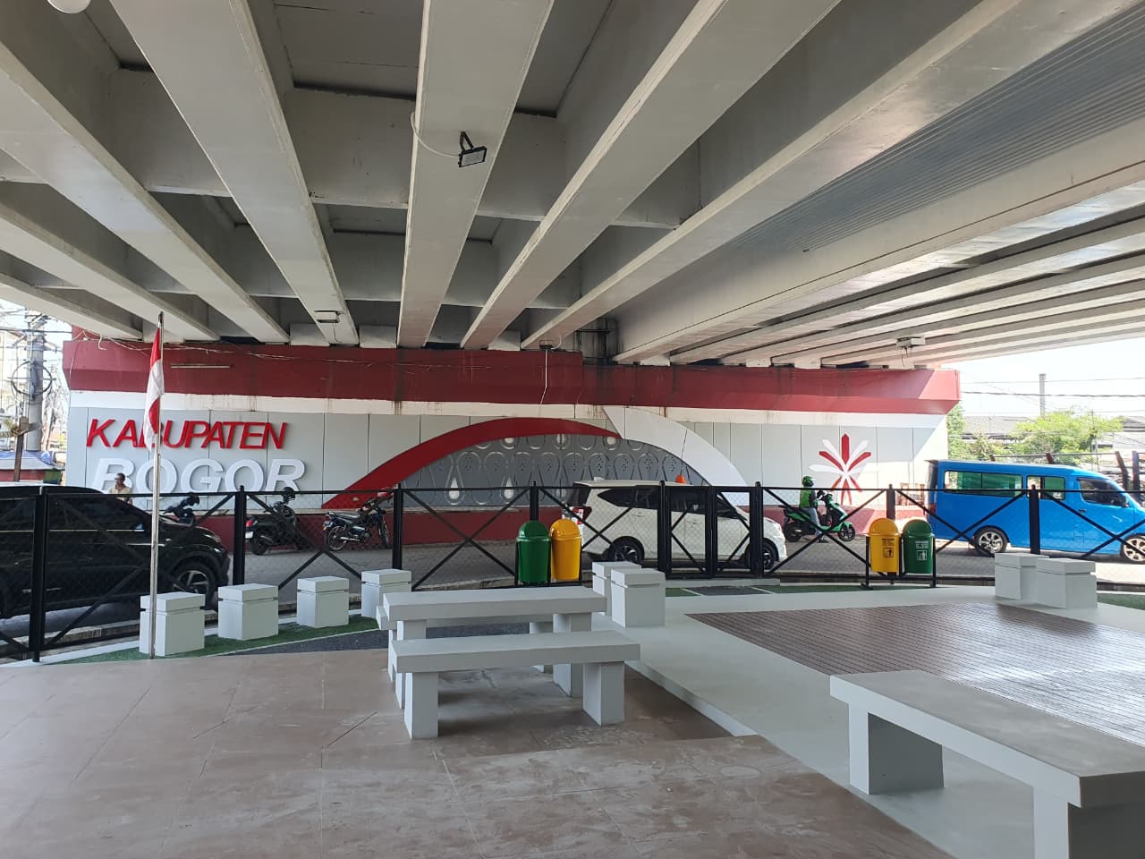 Jalan kolong Fly Over Cibinong, yang sebelumnya kumuh kini telah dijadikan sarana olahraga tenismeja oleh Pemkab Bogor.