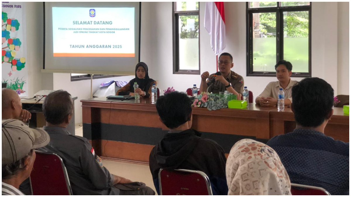 Satpol PP Kota Bogor saat melakukan sosialisasi game online terlarang di Kelurahan Cibogor.