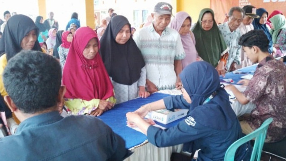 Ilustrasi antrian pengambilan dana bansos BPNT Tahap 4.