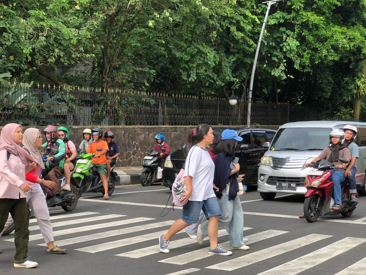 Ilustrasi pejalan kaki yang tengah menyebrang di Jalan Otista, Kota Bogor.