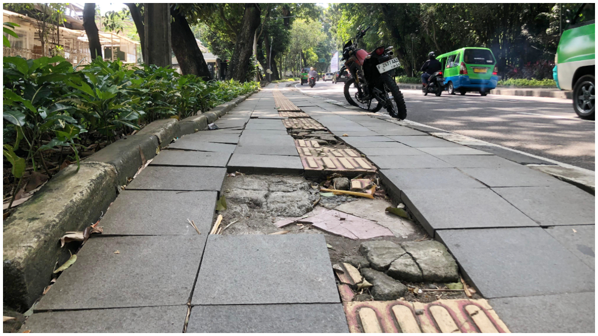 Kondisi terkini jalur pedestrian di Jalan Jalak Harupat yang rusak