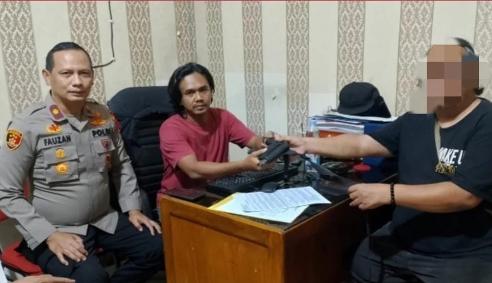 Polsek Bojongsari, menangkap pria pamer benda mirip Senpi di Sawangan, Kota Depok.