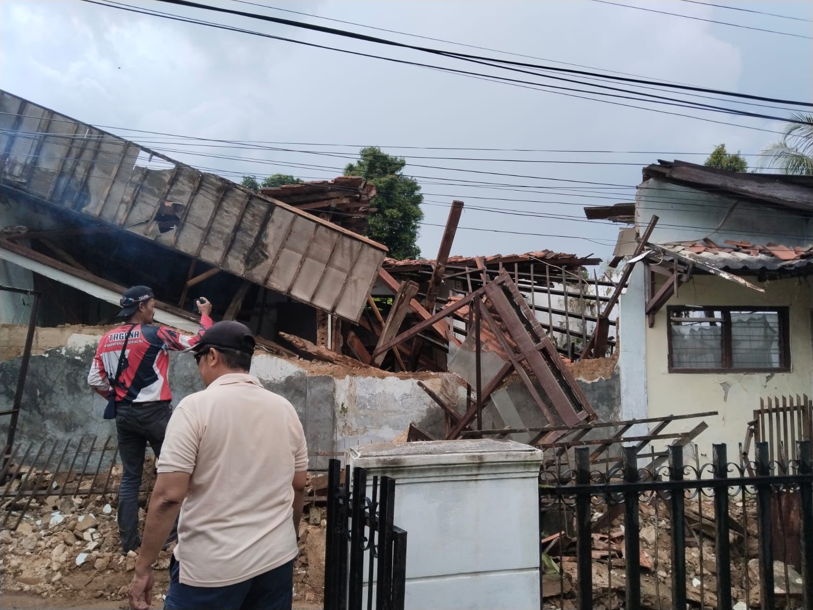 Kondisi terkini rumah yang ambruk di Kelurahan Gunung Batu, Kecamatan Bogor Barat, Kota Bogor, Minggu 28 Desember 2025.