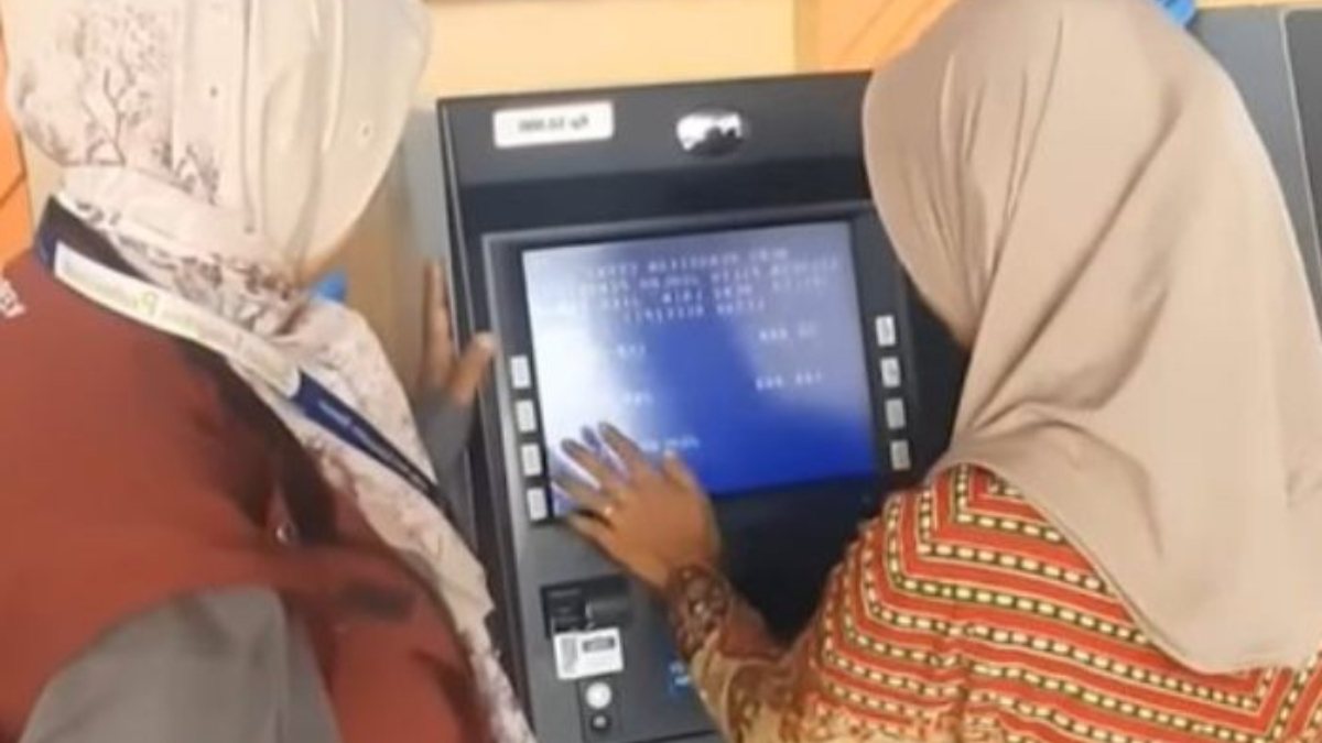 Ilustrasi: Penyaluran bantuan sosial (bansos) kepada para penerima manfaat atau KPM.