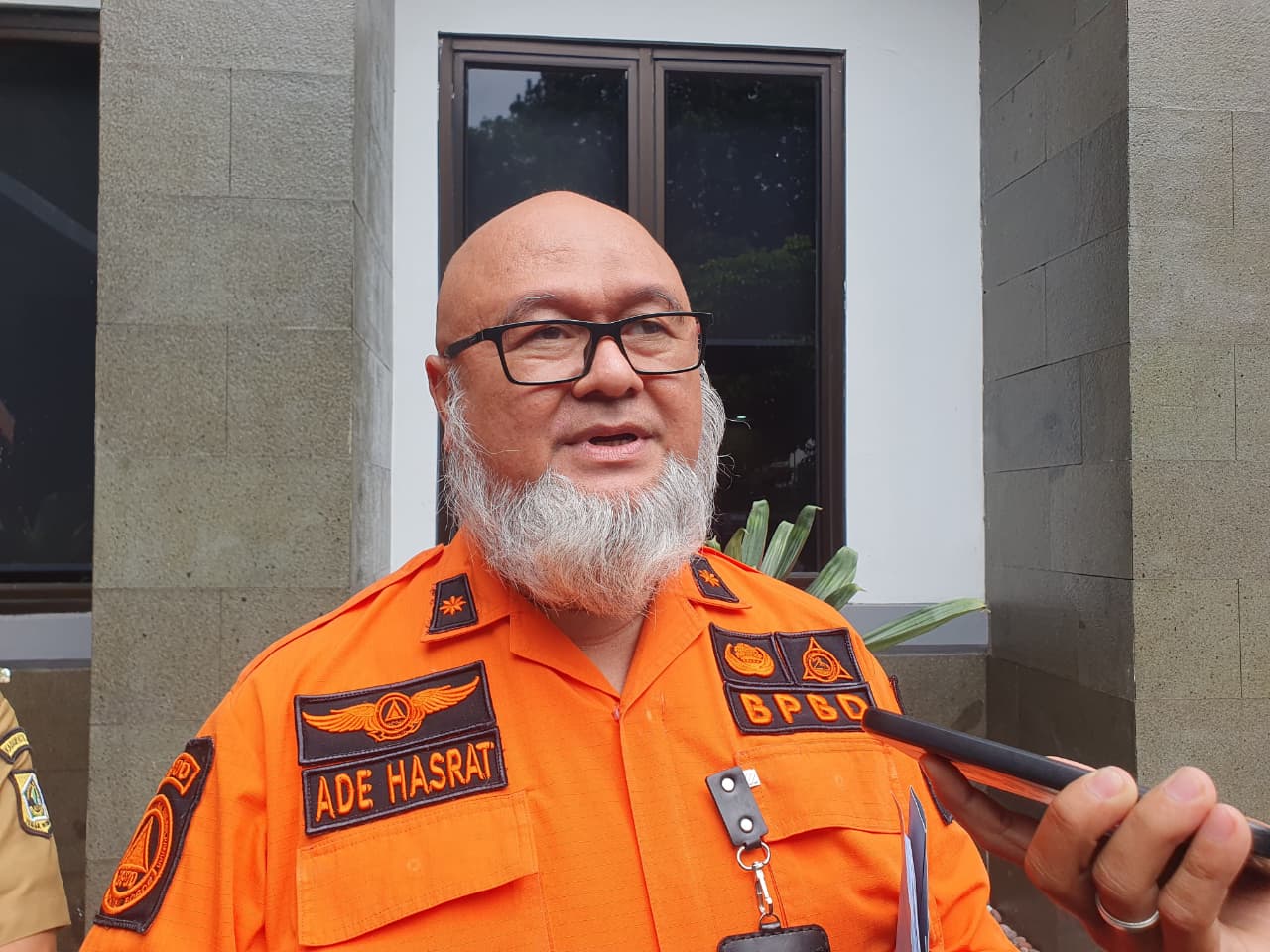 Kalak BPBD Kabupaten Bogor, Ade Hasrat saat menyampaikan keterangan.