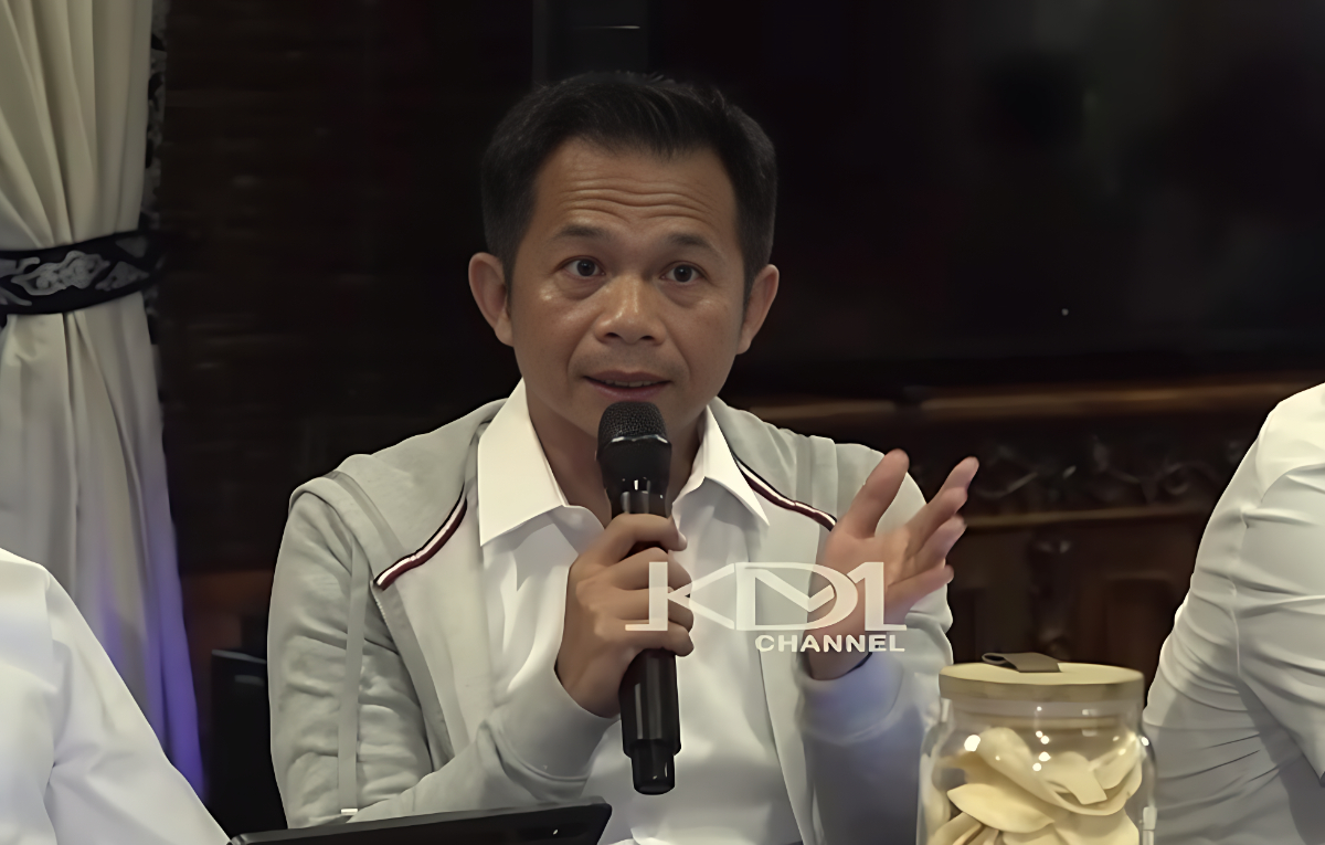 Bupati Purwakarta, Saepul Bahri Binzein memberikan penjelasan terkait UMSK kepada&nbsp;Gubernur Jawa Barat, Dedi Mulyadi.