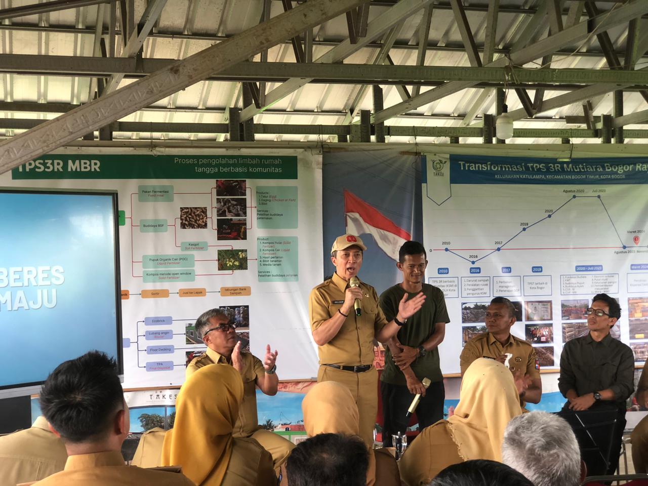 Wali Kota Bogor, Dedie A Rachim saat memberikan apresiasi ke Dede Sukria.