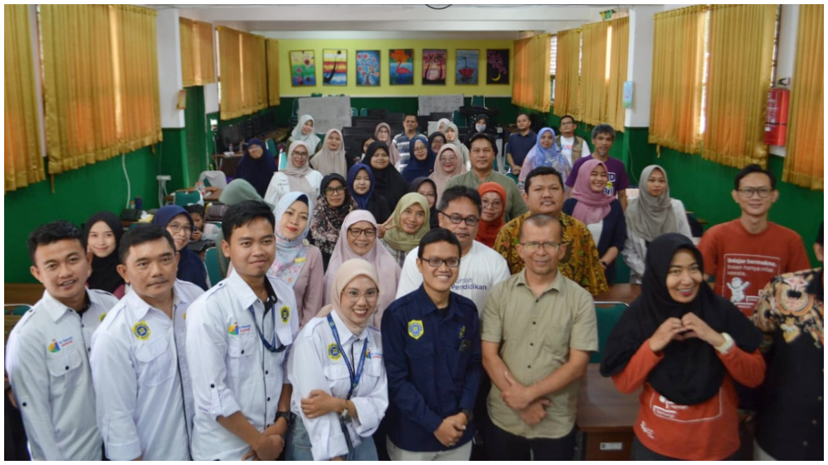 Para guru mengikuti Pelatihan AI Ready ASEAN untuk Guru di SMPN 2 Kota Bogor.