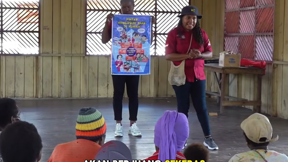 Ilustrasi pendamping sosial mendampingi KPM bansos