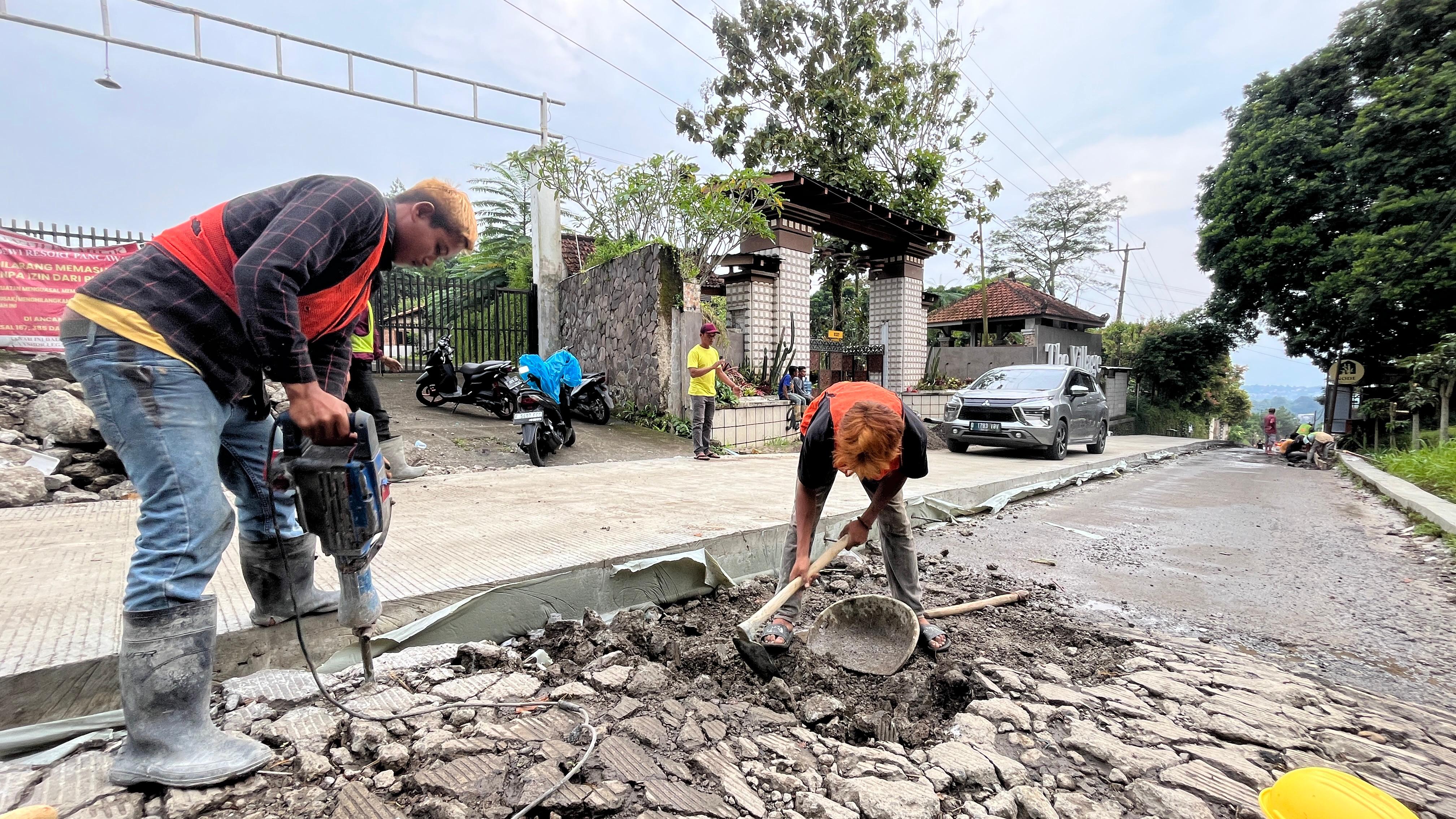 Para pekerja proyek rekonstruksi lanjutan Jalan Cikereteg - Pancawati, Kecamatan Caringin, Kabupaten Bogor, menggeber pengerjaannya.