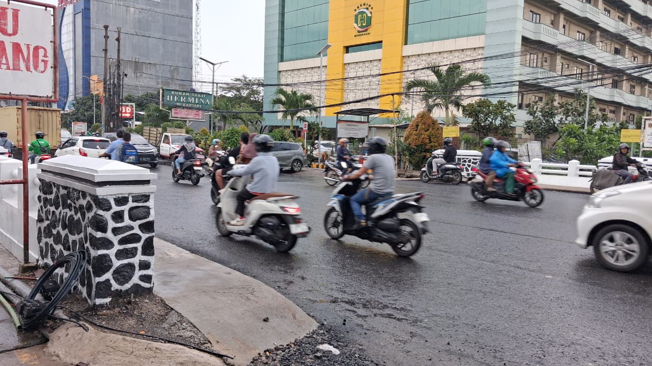 Pantauan Radar Bogor di Jembatan Transyogi yang baru selesai dikerjakan, Kecamatan Cileungsi, Kabupaten Bogor, Senin 29 Desember 2025.