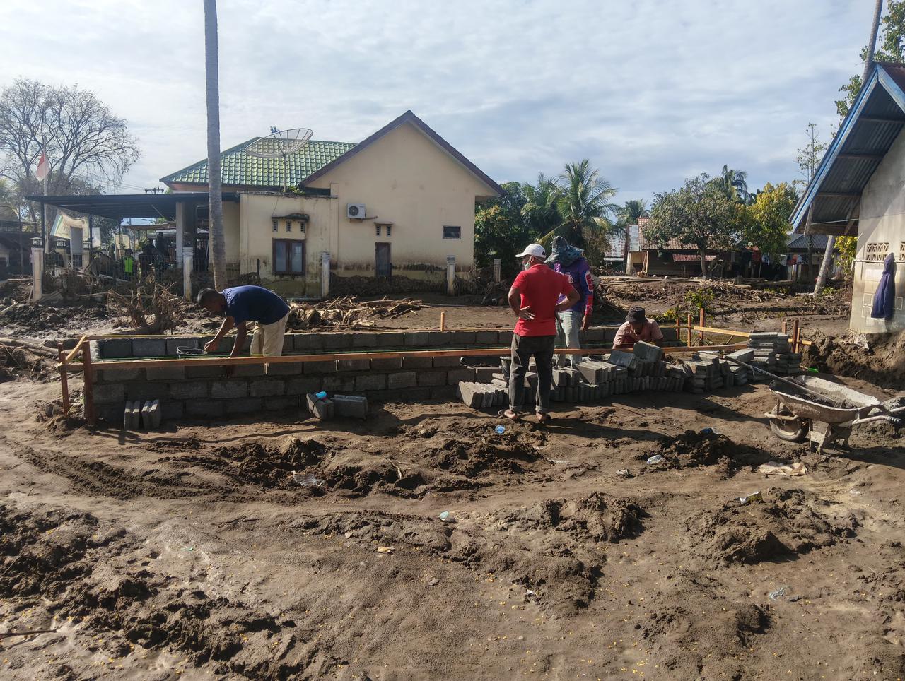 Warga korban bencana banjir bandang di Kampung Blang Cut, Aceh, mulai membangun MCK.