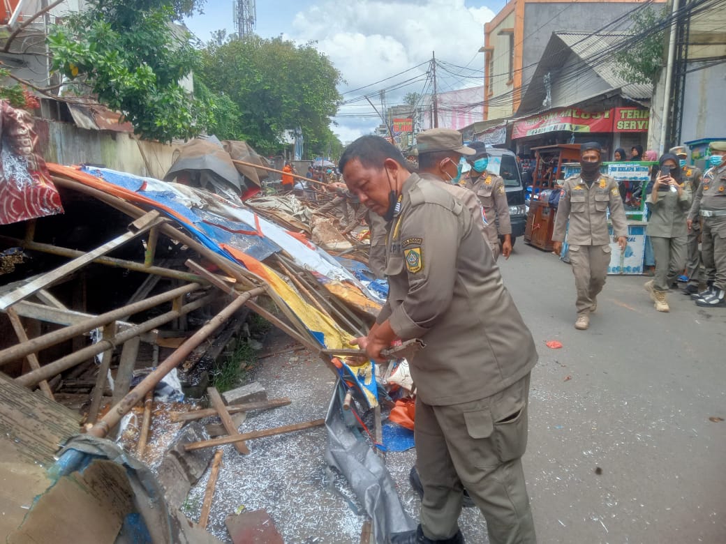 Sebanyak 42 lapak PKL di Jalan Babakan Raya, Desa Babakan, Kecamatan Dramaga, dibongkar petugas gabungan, Senin 29 Desember 2025.