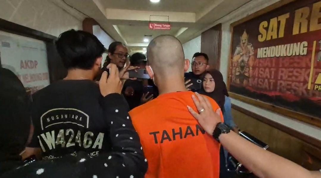 Tersangka KDRT digelandang petugas Polres Metro Depok, Senin 29 Desember 2025.