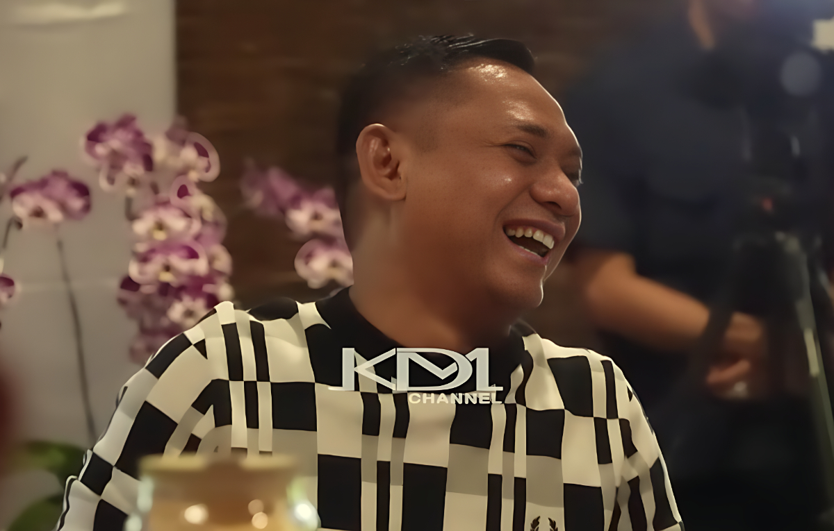 Wakil Bupati Bekasi, Asep Surya Atmaja menjelaskan kepada&nbsp;Gubernur Jawa Barat Dedi Mulyadi terkait kenaikan upah.
