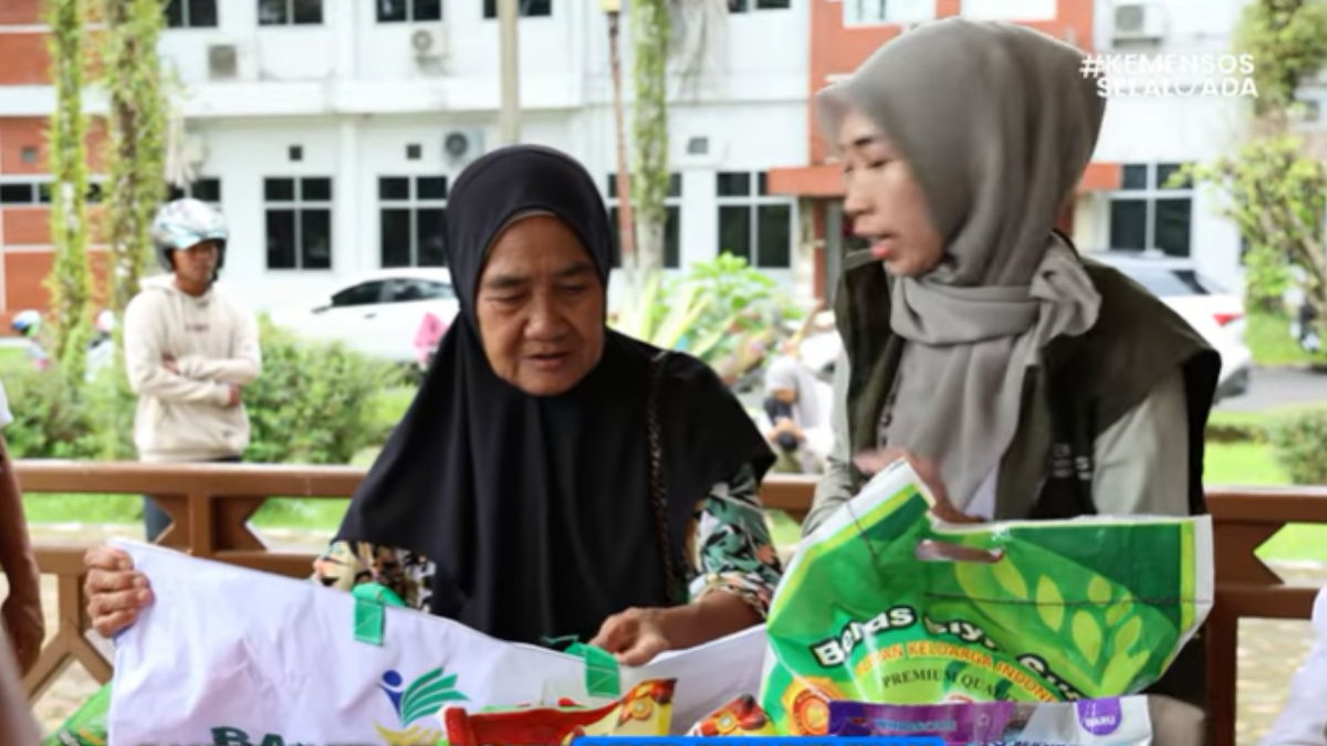 Ilustrasi: Penyaluran bantuan sosial (bansos) kepada para penerima manfaat atau KPM.