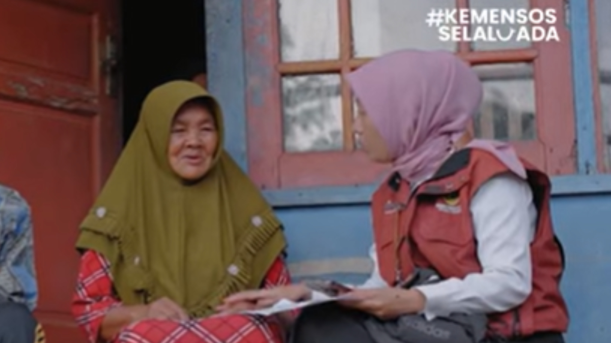 Ilustrasi: Petugas pendamping sosial saat melakukan pengecekan penerima bantuan sosial (bansos).