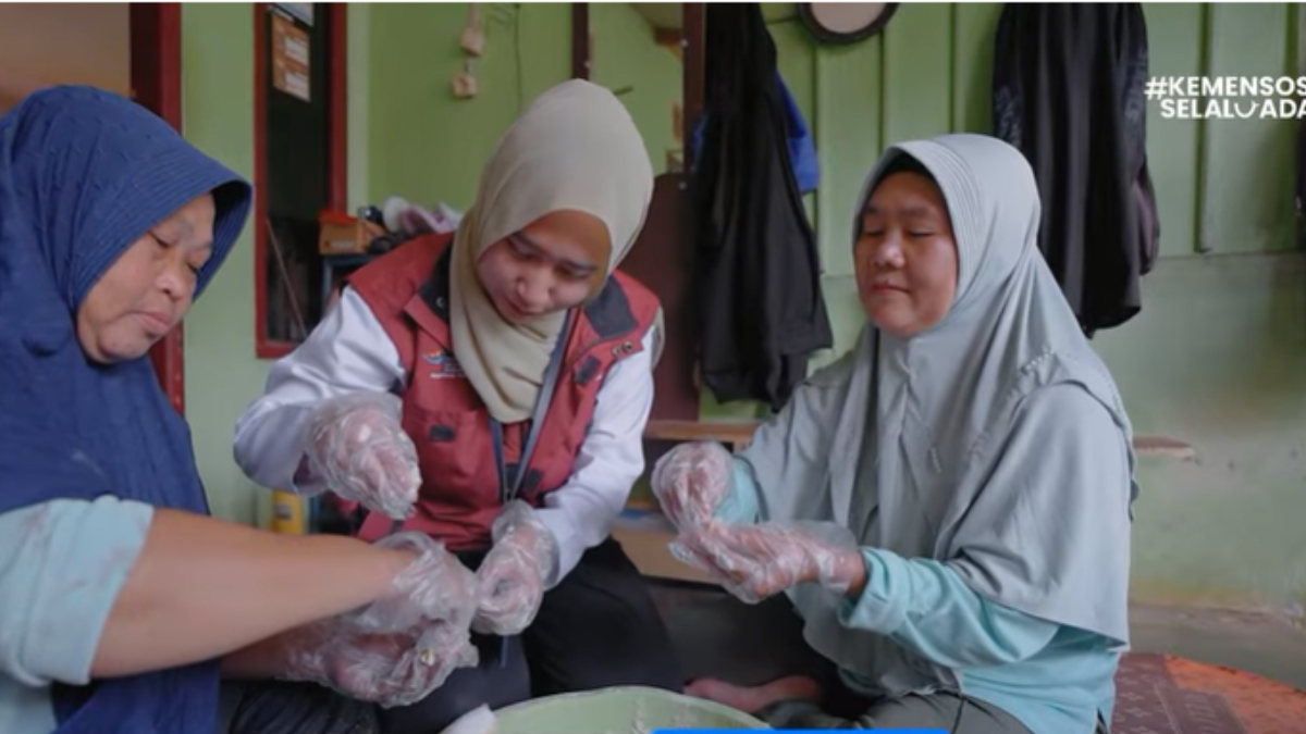 Ilustrasi: Masyarakat penerima bantuan sosial (bansos) mendapat pelatihan agar mandiri secara ekonomi.