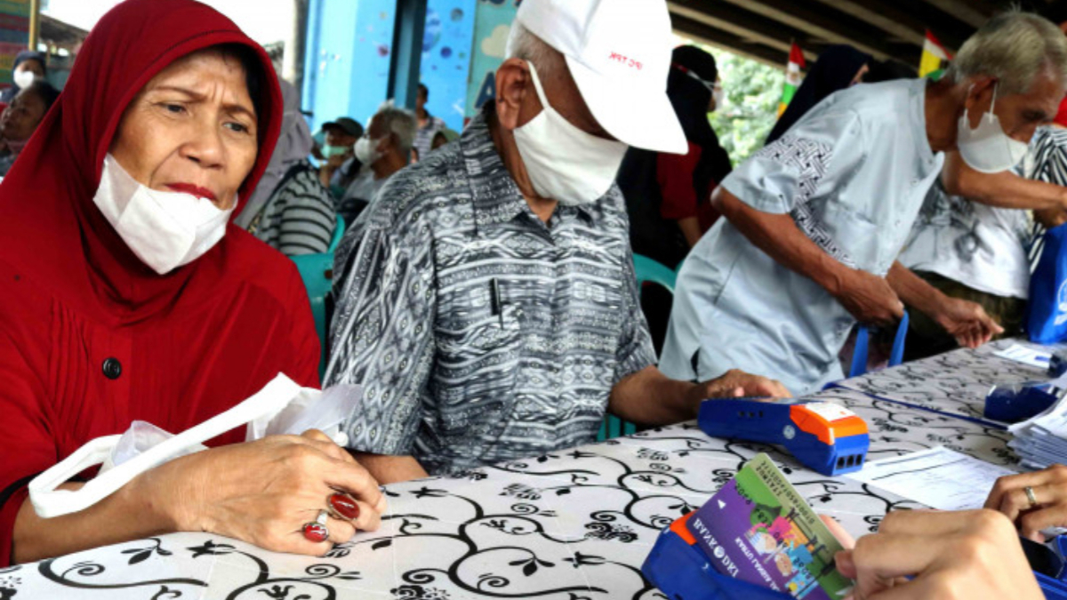 Ilustrasi KPM lansia yang mengambil dana bansos