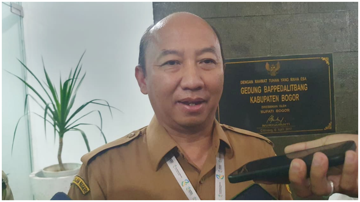 Kepala Bappedalitbang Kabupaten Bogor, Bambam Setia Aji  saat menjelaskan soal pembangunan ibu kota baru di Bogor Timur dan Barat