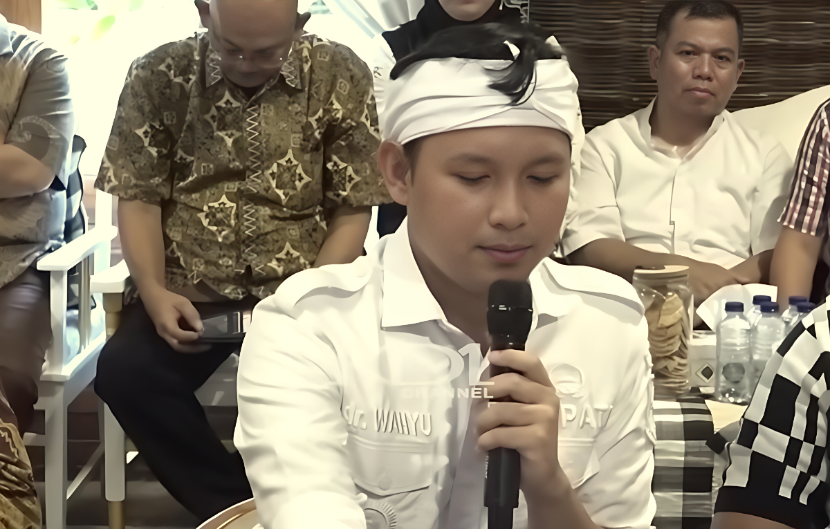 Bupati Cianjur, Mohammad Wahyu Ferdian menjelaskan UMSK kepada Gubernur Jawa Barat, Dedi Mulyadi.